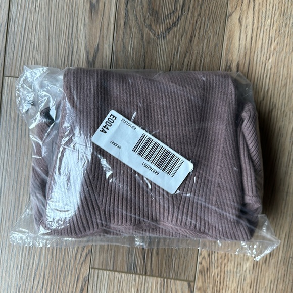 NWT- Abercrombie A&F Long Sleeve Ribbed Body Suit. Mauve - Picture 6 of 6